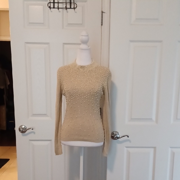 🌺Elegant Cream Sweater With Faux Pearls - Picture 5 of 9